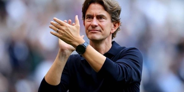 不像是职业教练？热刺排名第14战绩一泻千里，弗兰克被球迷狂喷